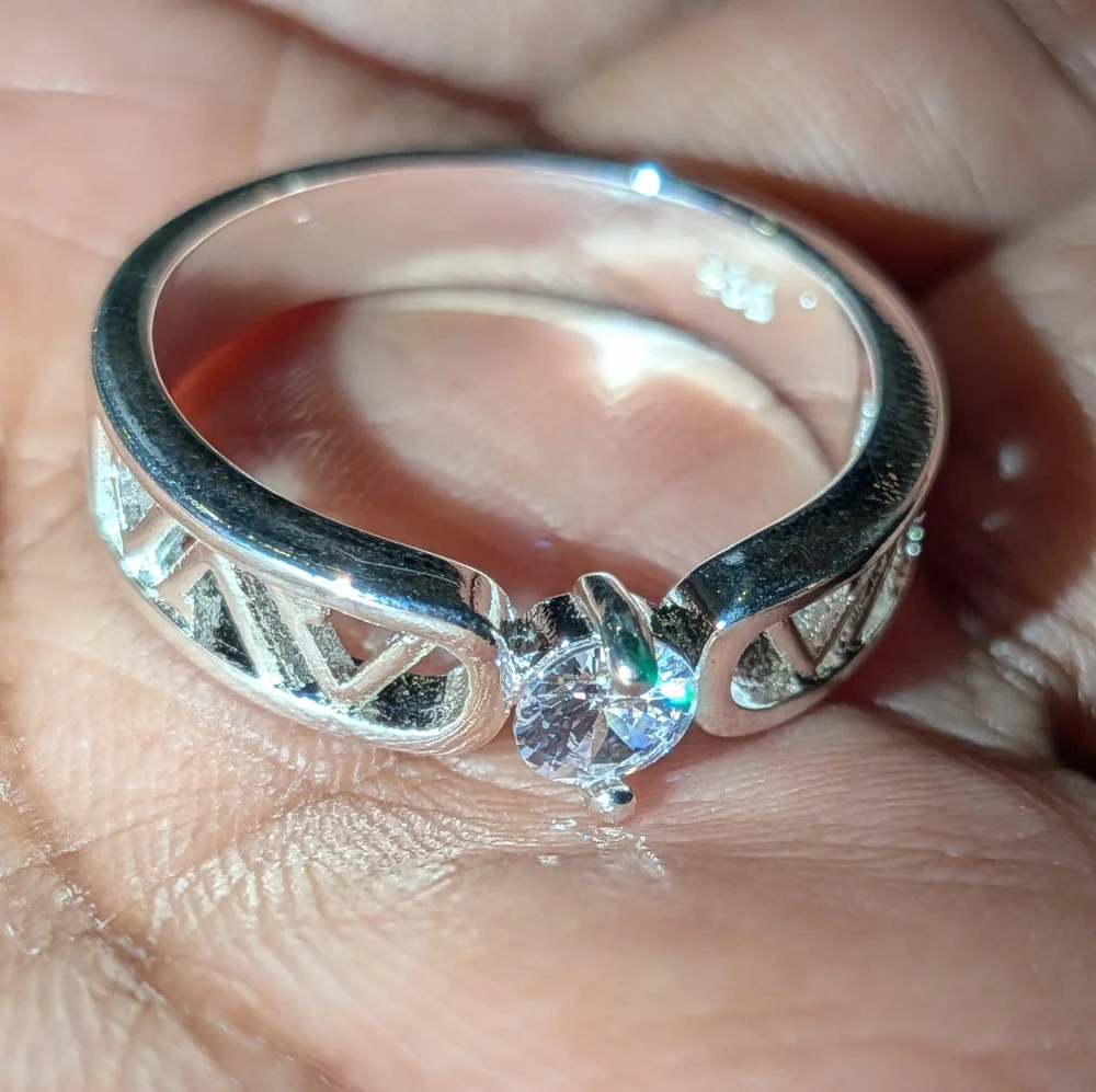 Stunning 925 Silver Unisex Ring Sz 9